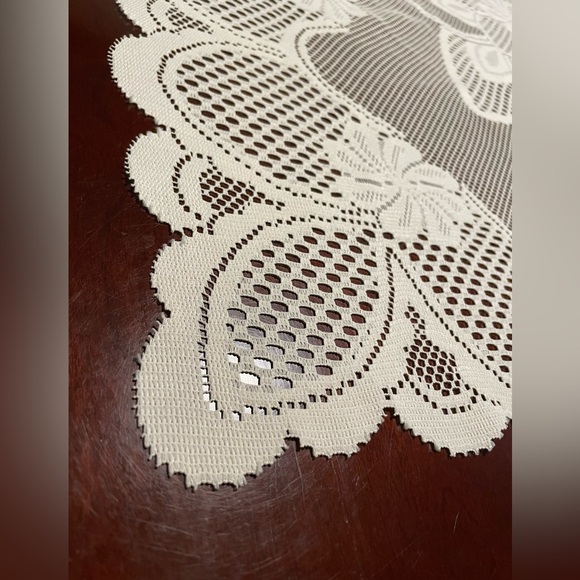🐚 Lace Table Cover - Picture 6 of 6